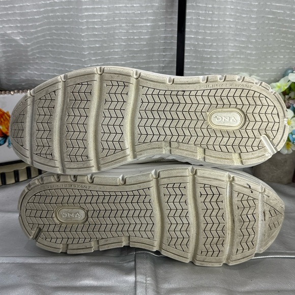 (E3) Brooks Addiction WLK Women's White Leather, Sneakers Size 10.5M D - Picture 7 of 12